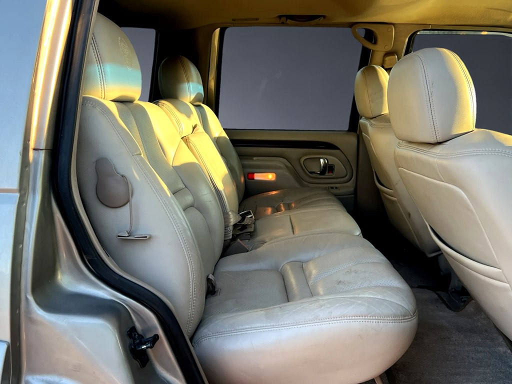 1999 Cadillac Escalade Image 12