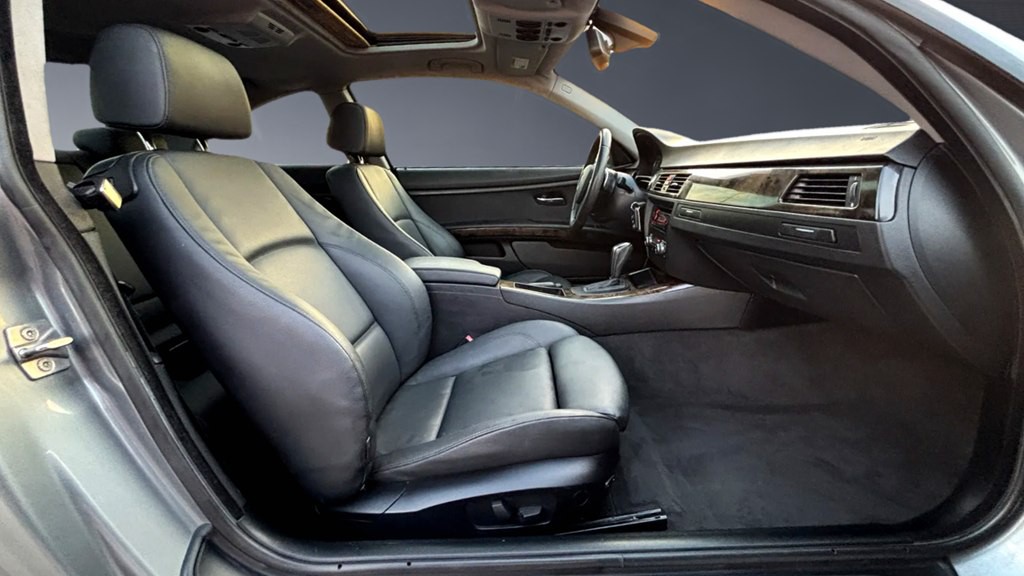 2010 BMW 3 Series Image 10