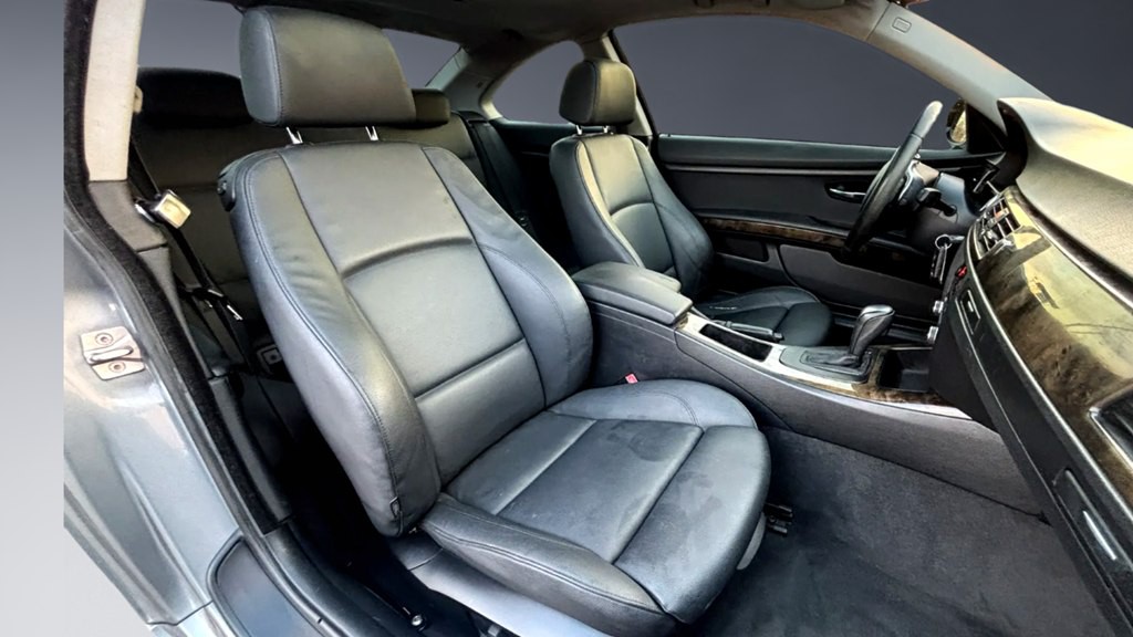 2010 BMW 3 Series Image 11