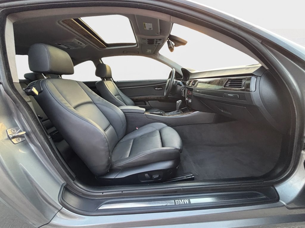 2010 BMW 3 Series Image 10