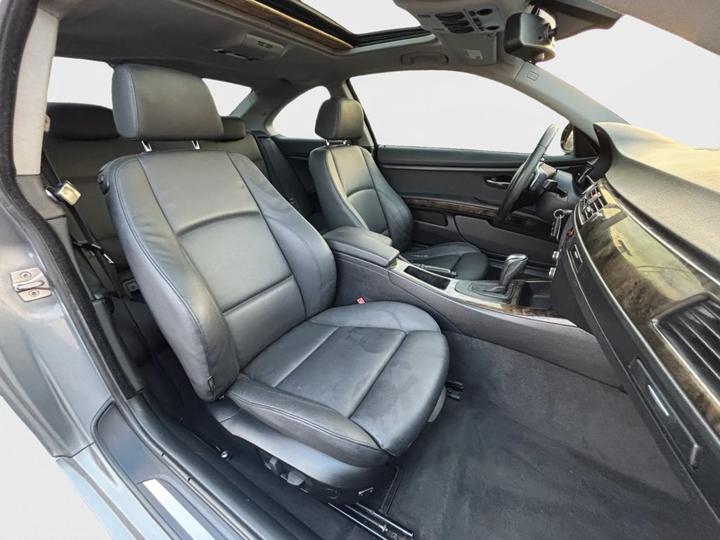 2010 BMW 3 Series Image 11