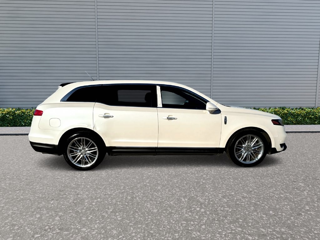 2014 Lincoln MKT Image 3