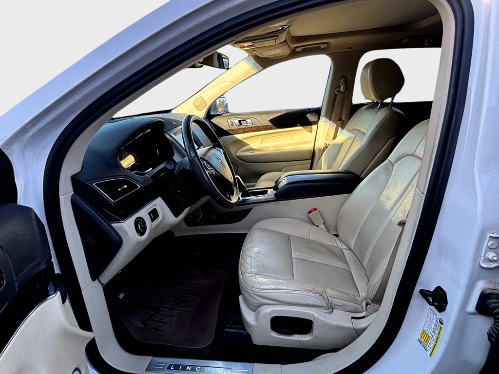 2014 Lincoln MKT Image 8