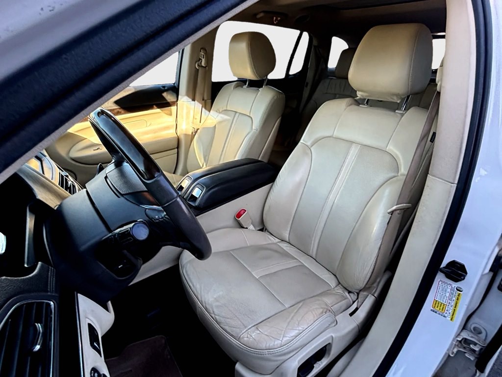 2014 Lincoln MKT Image 9