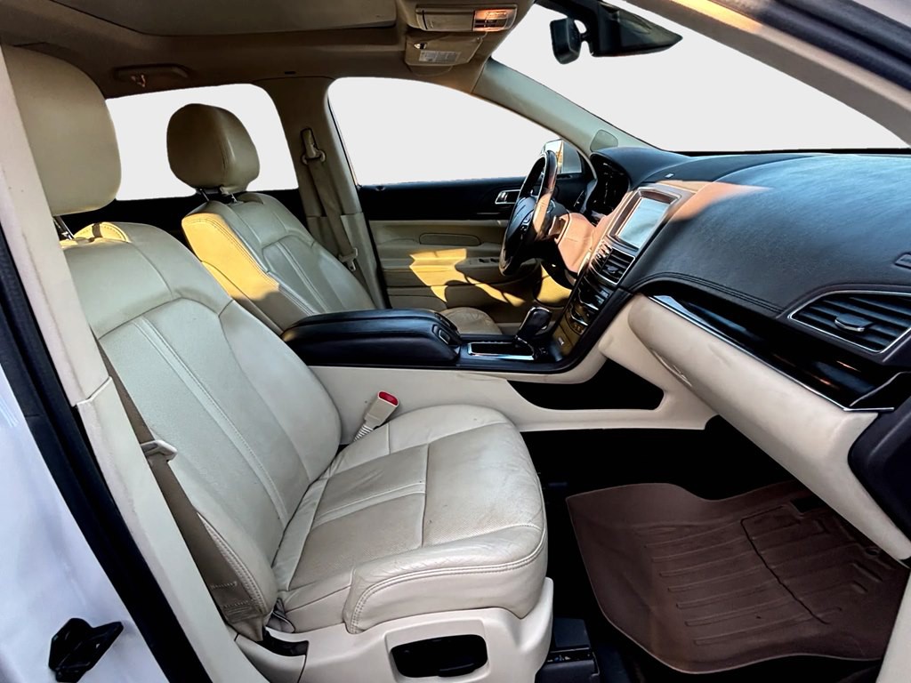 2014 Lincoln MKT Image 10