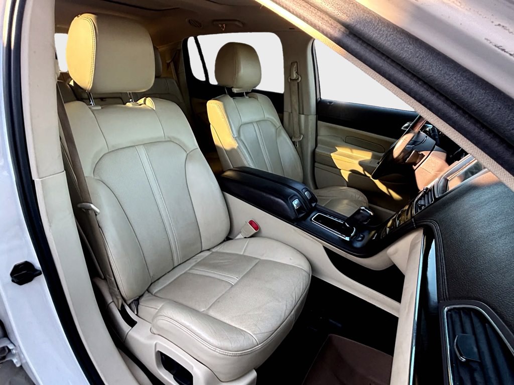 2014 Lincoln MKT Image 11