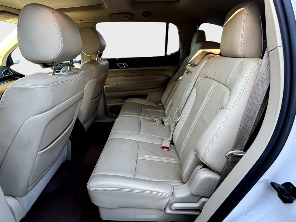 2014 Lincoln MKT Image 13