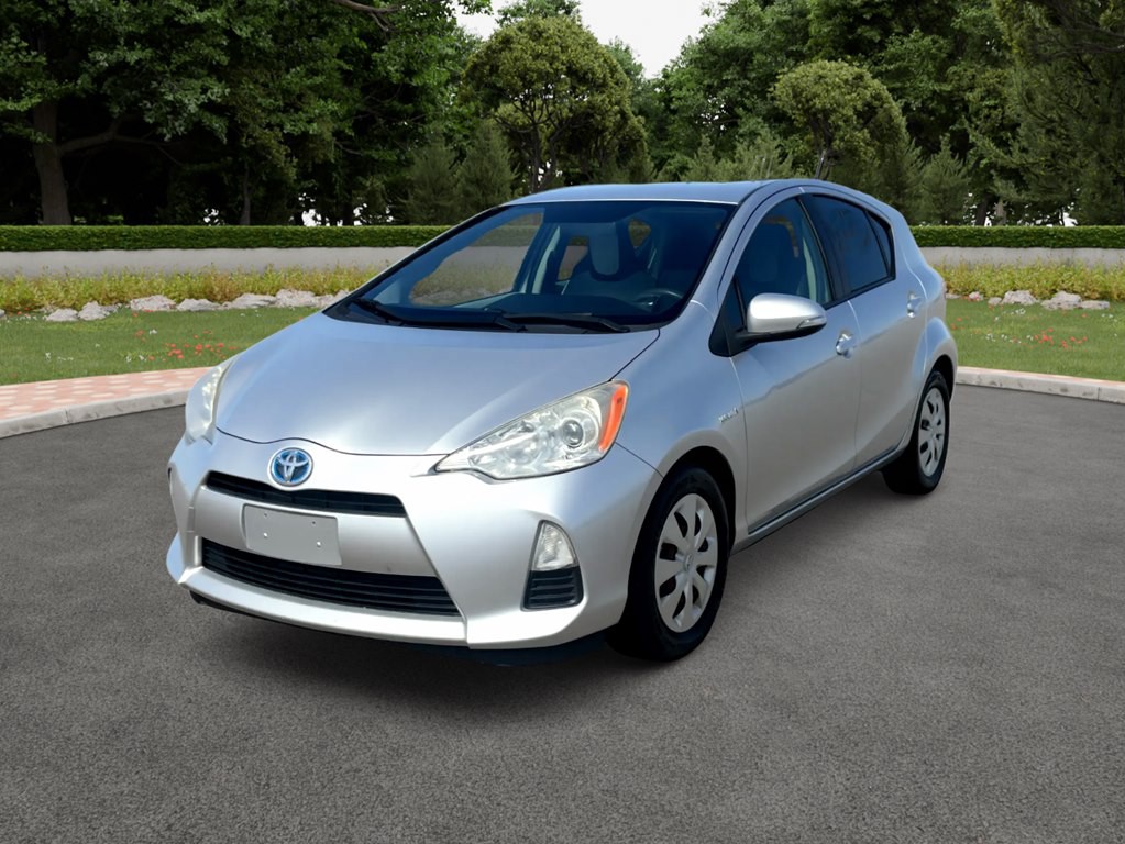 2013 Toyota Prius Image 2