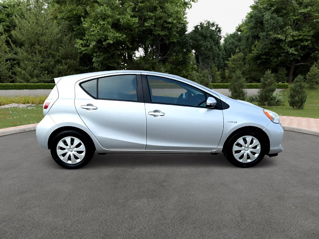 2013 Toyota Prius Image 3