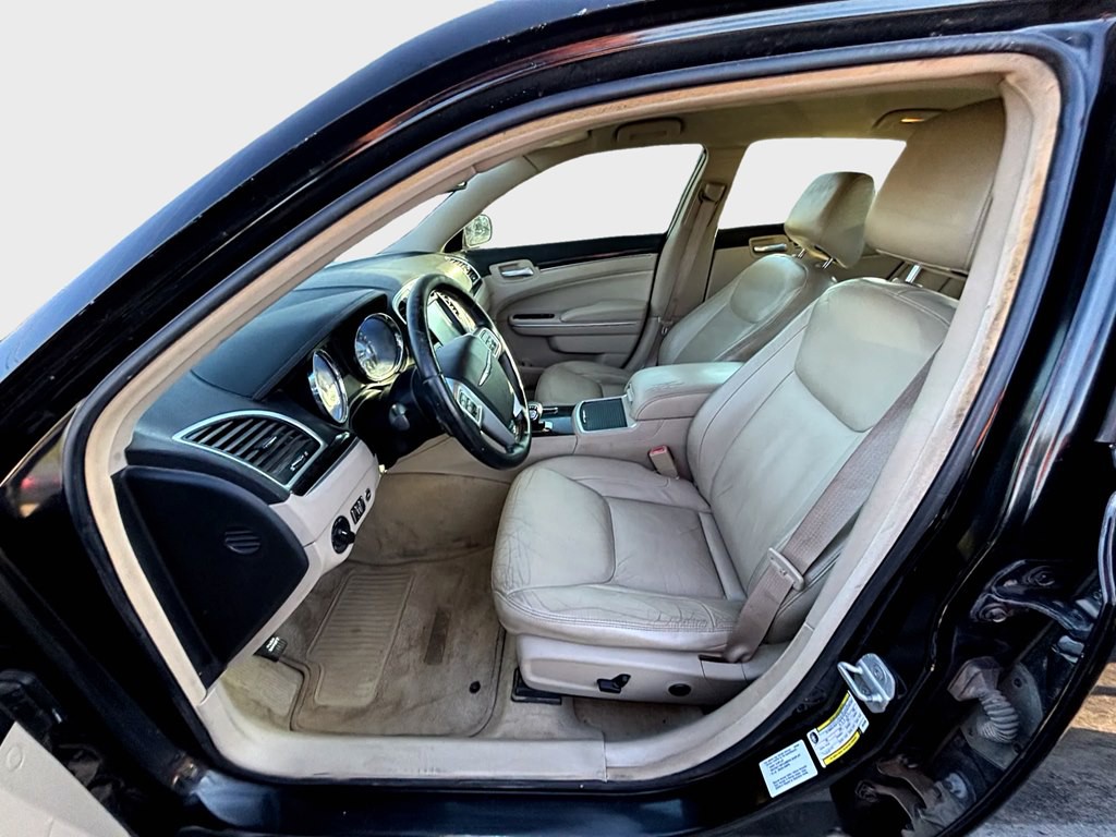 2013 Chrysler 300 Image 8