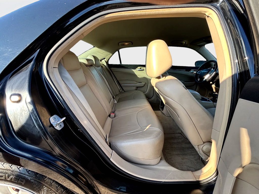 2013 Chrysler 300 Image 12