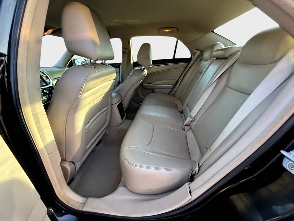 2013 Chrysler 300 Image 13