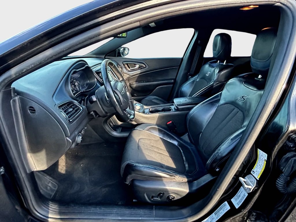 2016 Chrysler 200 Image 8