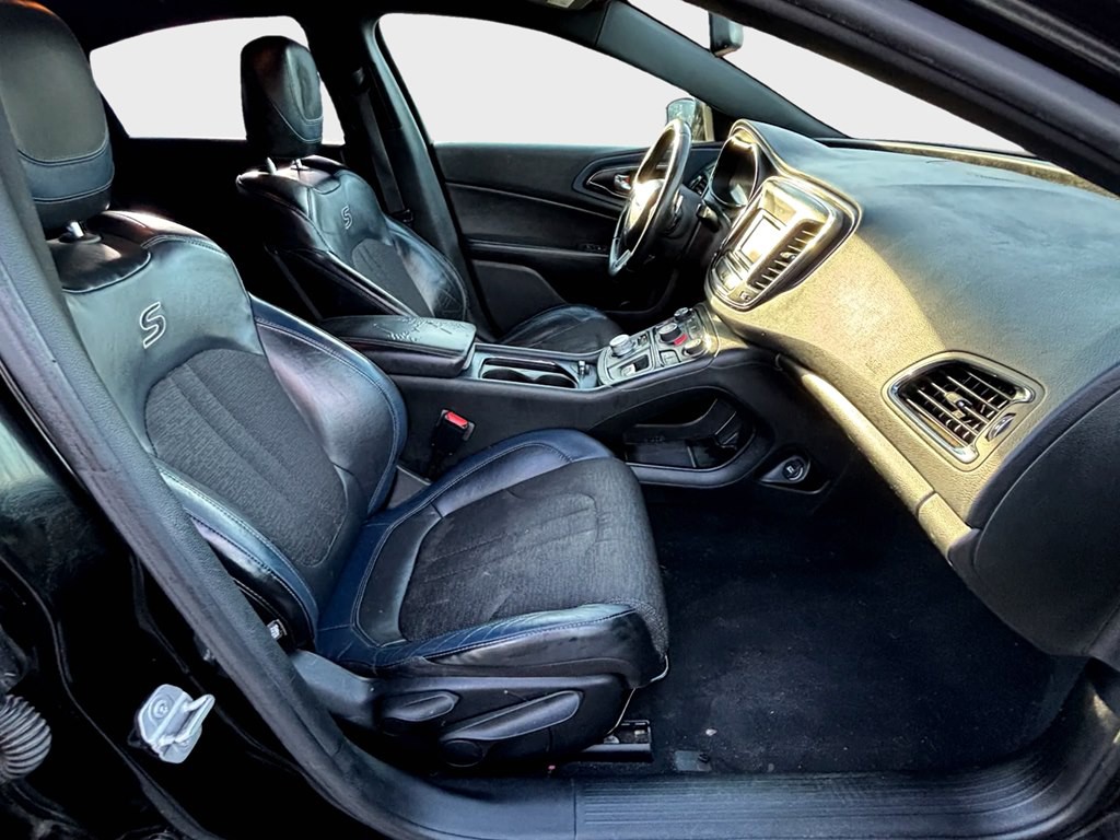 2016 Chrysler 200 Image 10