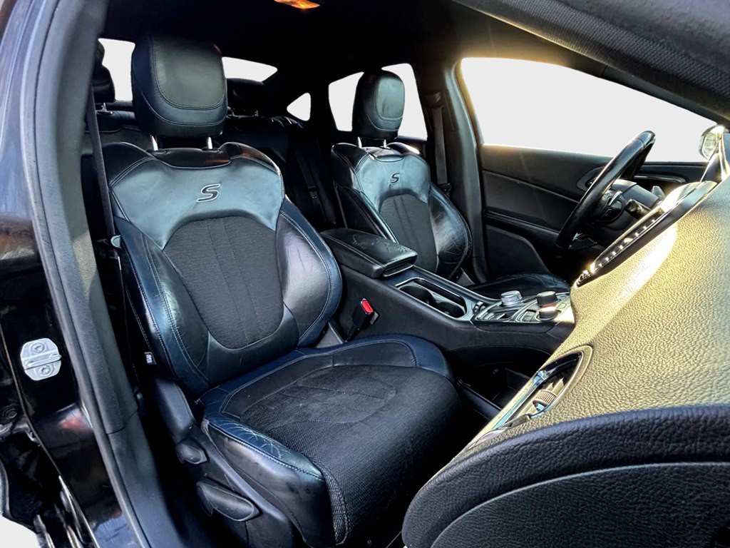 2016 Chrysler 200 Image 11