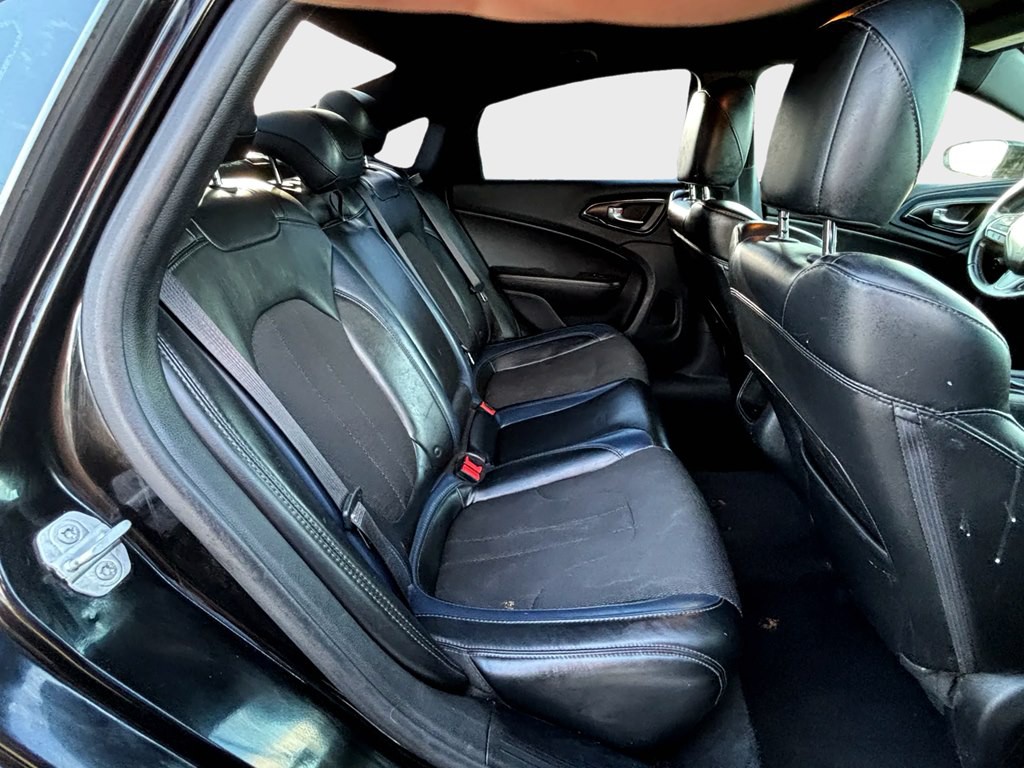 2016 Chrysler 200 Image 12