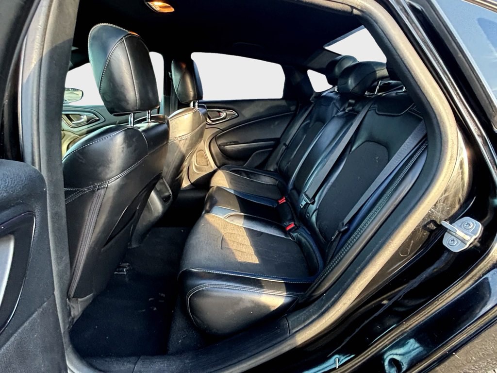 2016 Chrysler 200 Image 13
