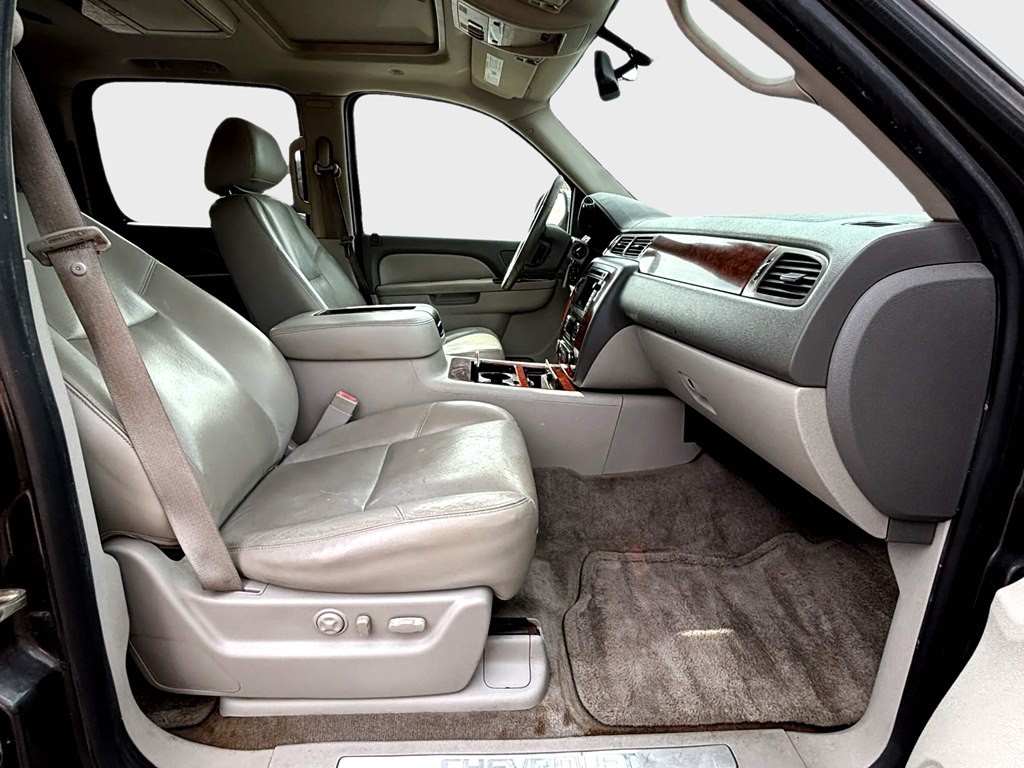 2010 Chevrolet Suburban Image 10