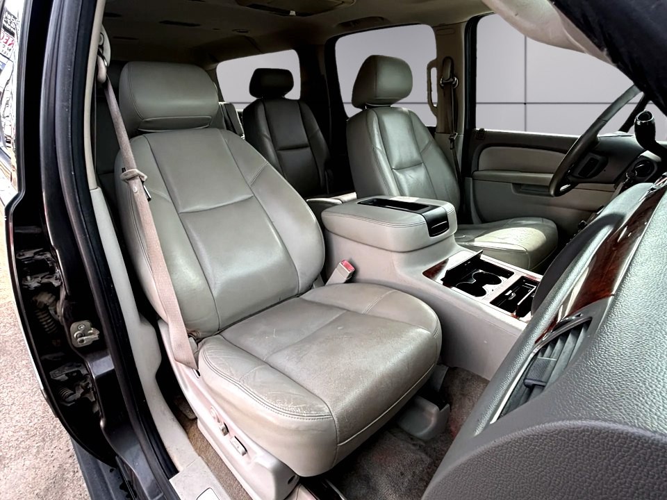 2010 Chevrolet Suburban Image 11