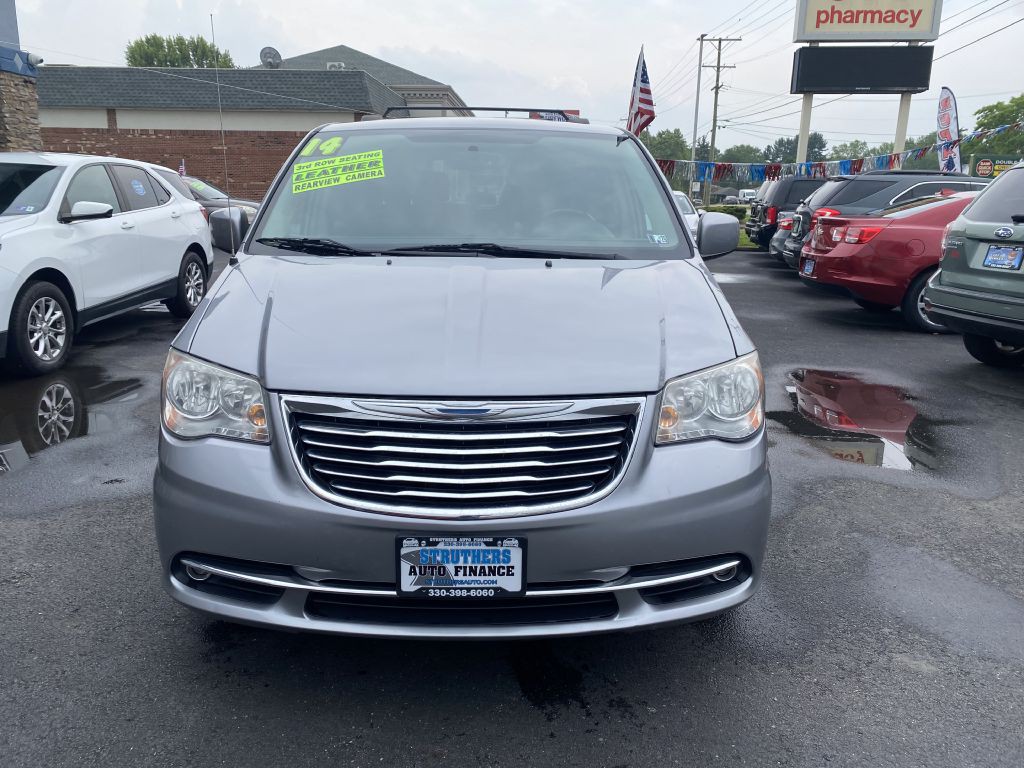 2014 Chrysler Town & Country Image 2