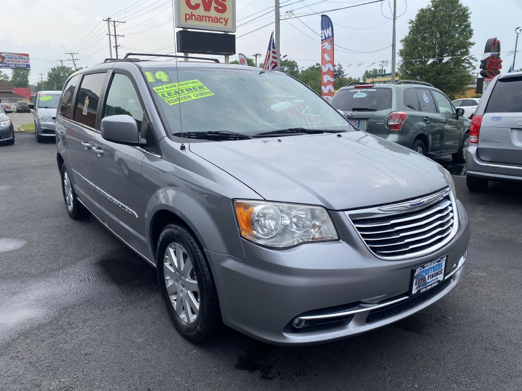2014 Chrysler Town & Country Image 3