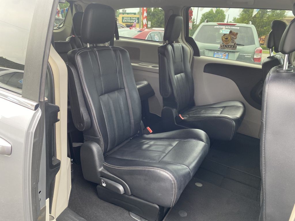 2014 Chrysler Town & Country Image 19
