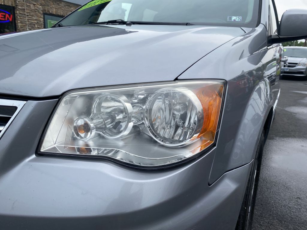 2014 Chrysler Town & Country Image 25