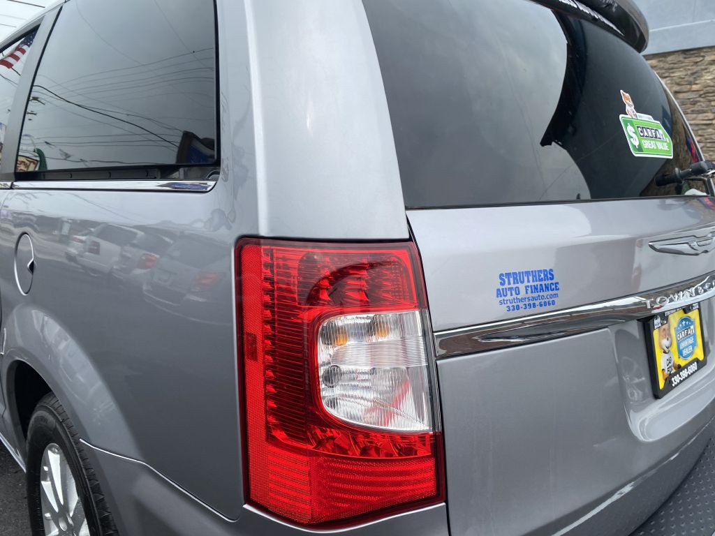 2014 Chrysler Town & Country Image 26