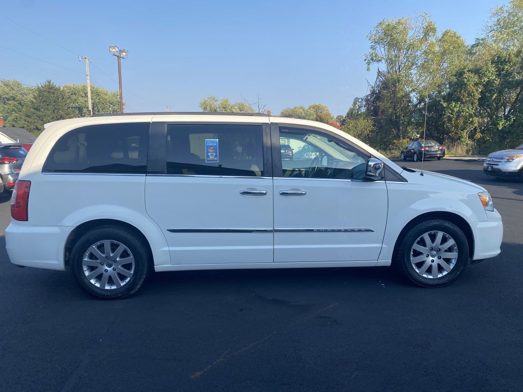 2011 Chrysler Town & Country Image 4
