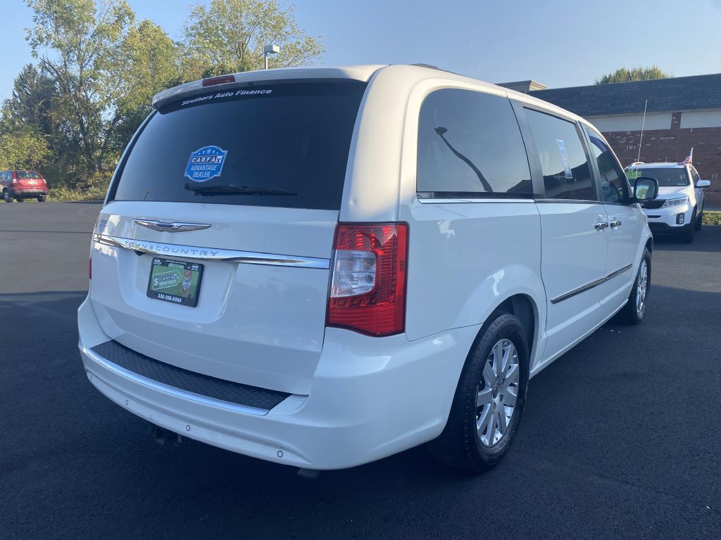 2011 Chrysler Town & Country Image 5