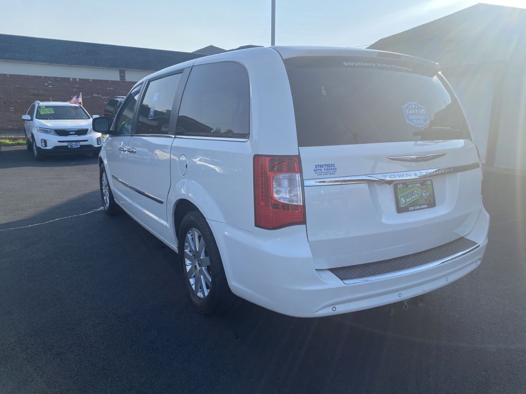 2011 Chrysler Town & Country Image 7