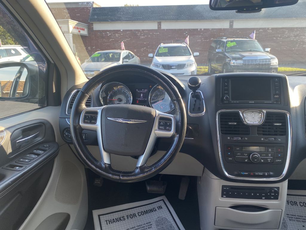 2011 Chrysler Town & Country Image 10