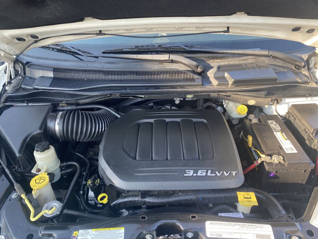 2011 Chrysler Town & Country Image 22
