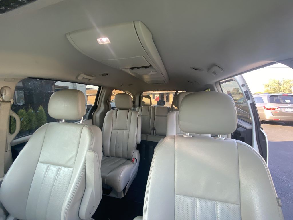 2011 Chrysler Town & Country Image 23