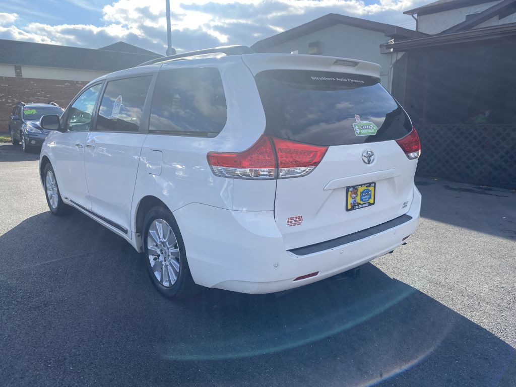 2012 Toyota Sienna Image 7