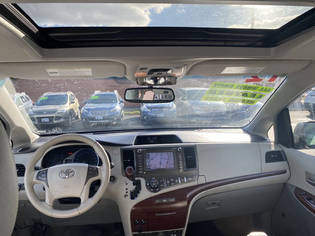 2012 Toyota Sienna Image 9