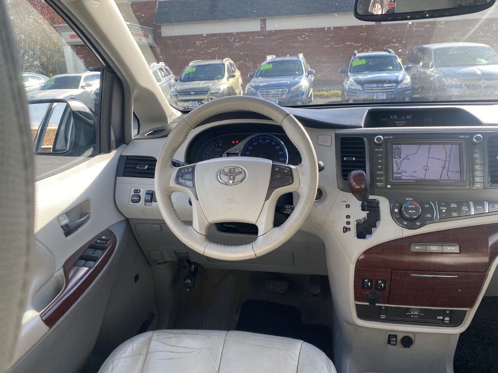 2012 Toyota Sienna Image 10