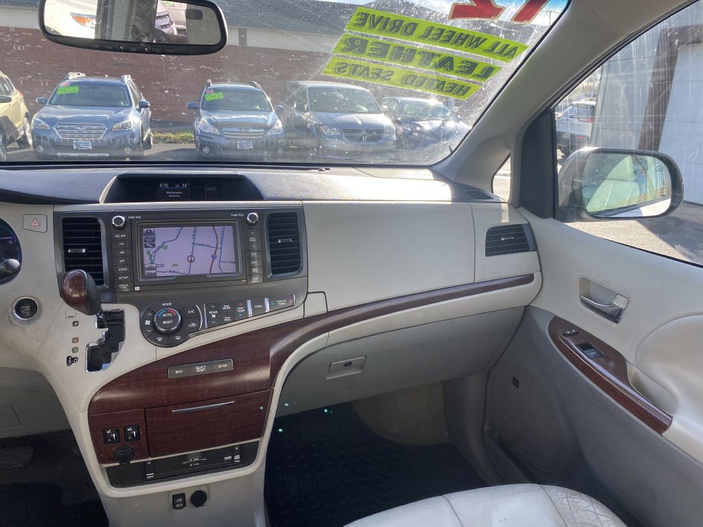 2012 Toyota Sienna Image 11