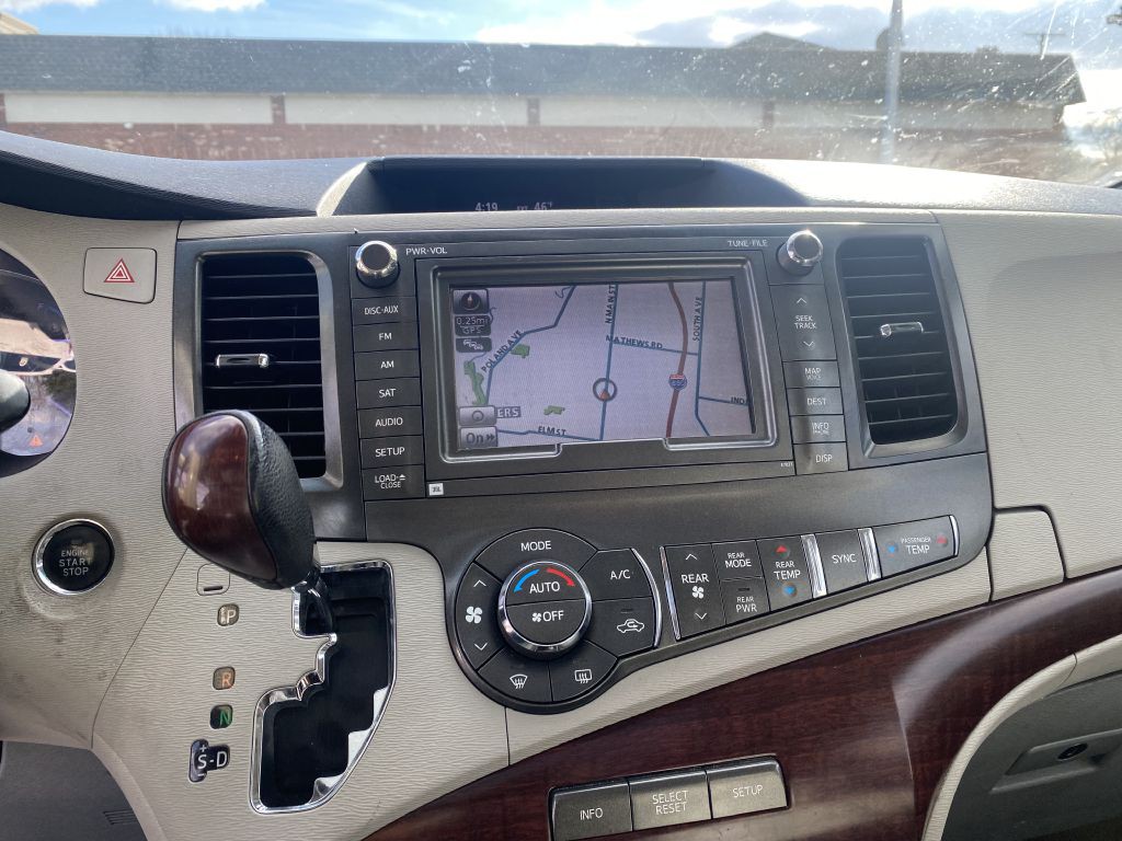 2012 Toyota Sienna Image 13