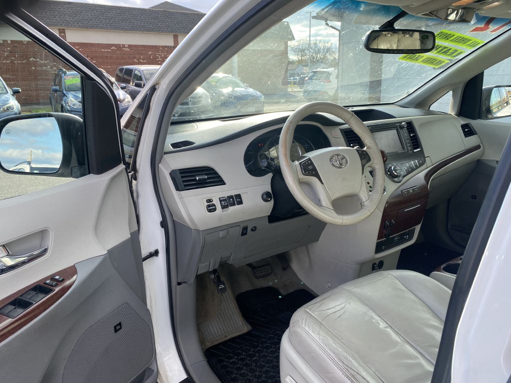2012 Toyota Sienna Image 14