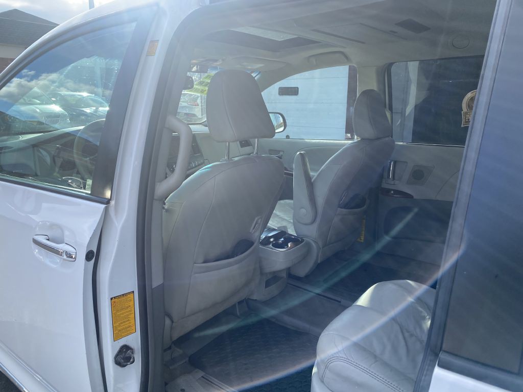 2012 Toyota Sienna Image 15