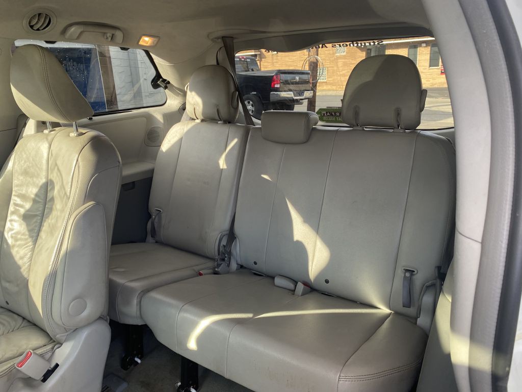 2012 Toyota Sienna Image 16