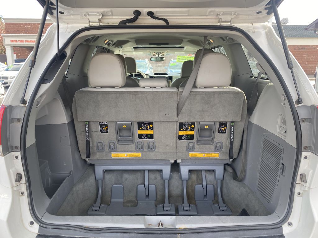 2012 Toyota Sienna Image 17
