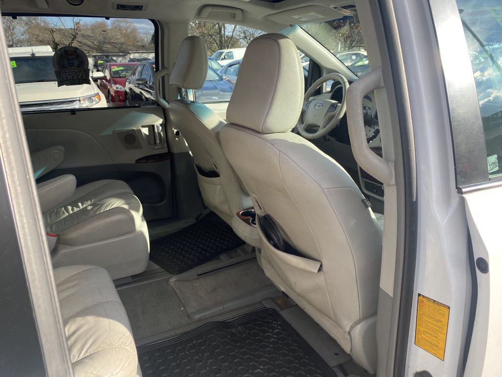 2012 Toyota Sienna Image 18