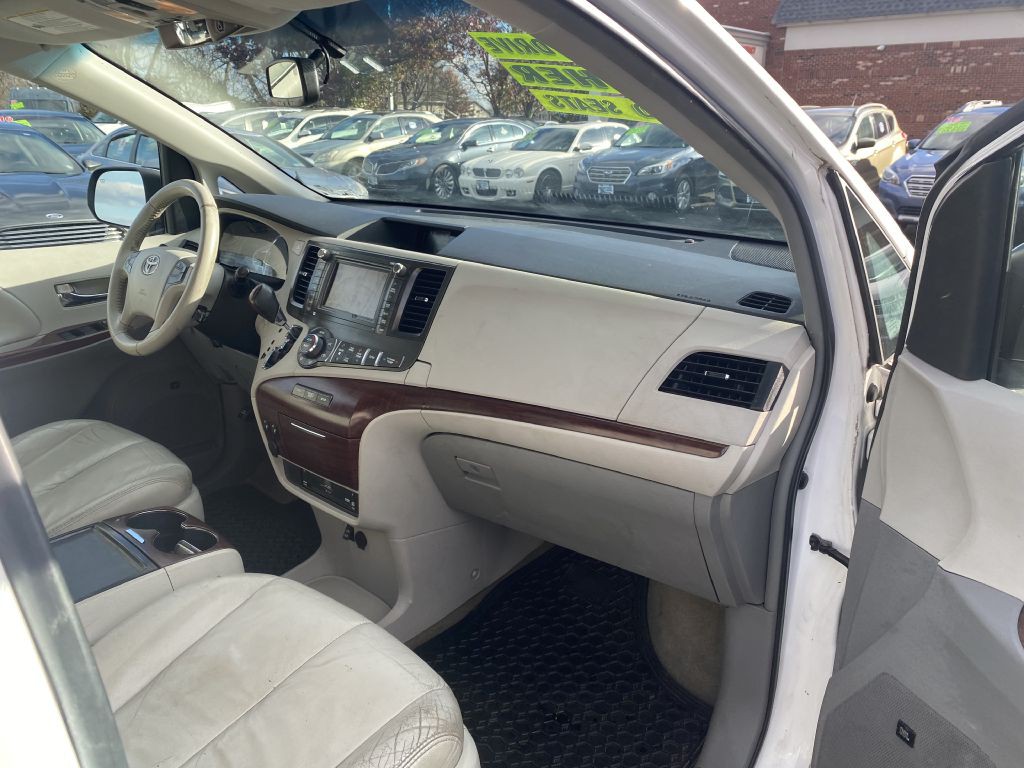 2012 Toyota Sienna Image 19
