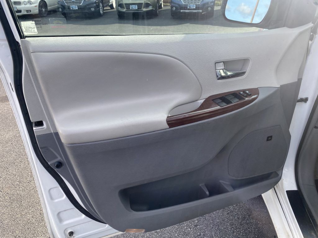 2012 Toyota Sienna Image 20
