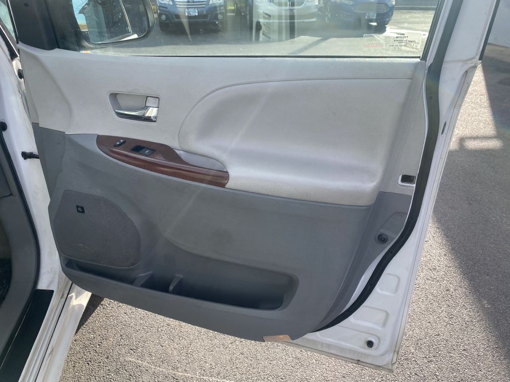 2012 Toyota Sienna Image 21