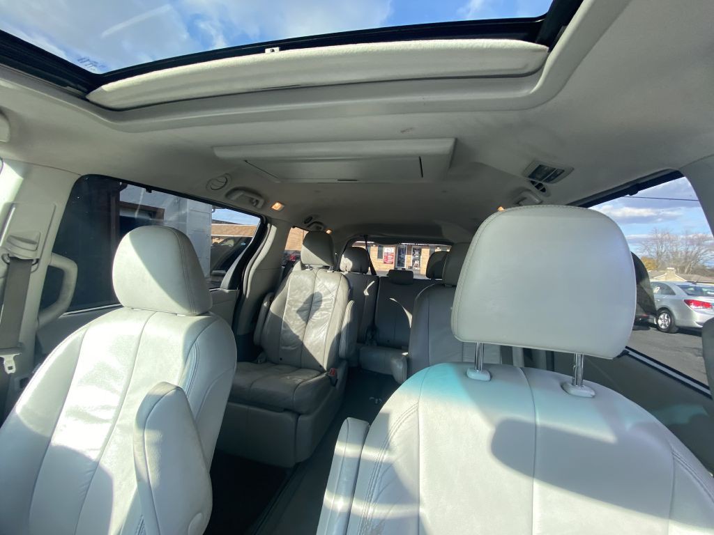 2012 Toyota Sienna Image 22