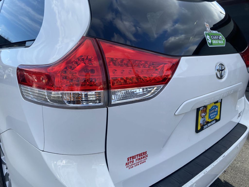 2012 Toyota Sienna Image 26