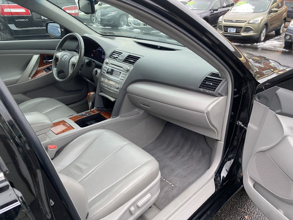 2011 Toyota Camry Image 17